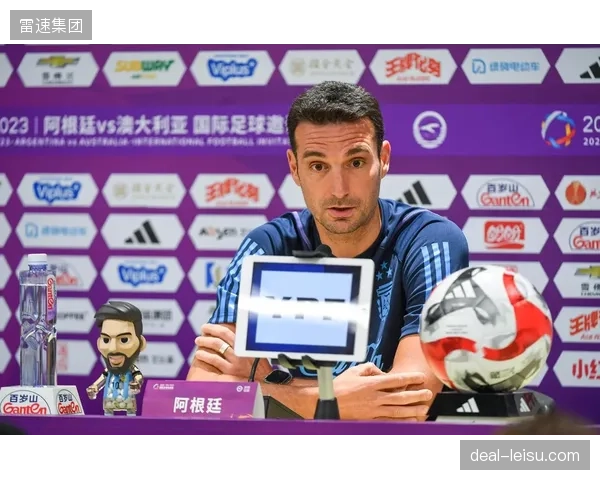 斯卡洛尼的战术灵活性是阿根廷最大优势之一，他可能根据对手特点在淘汰赛阶段重启三中卫体系。